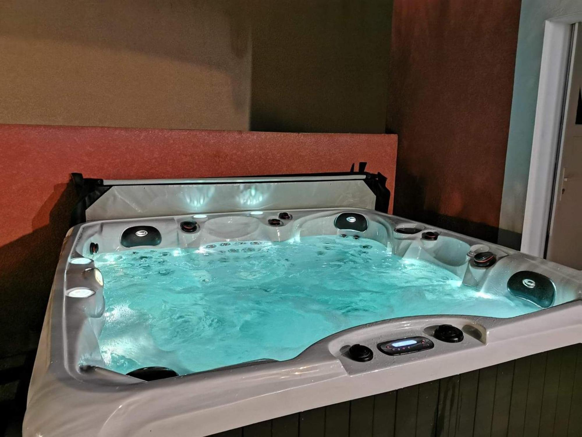 Villa Elegante A Carcassonne Avec Jardin Et Jacuzzi Exterior photo